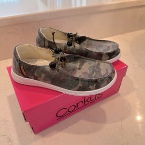 Corky’s size 8 camo casual shoes